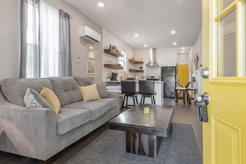 Gambino Getaway Shotgun Style Apt In The Heart Of Ybor City Tampa Exterior photo