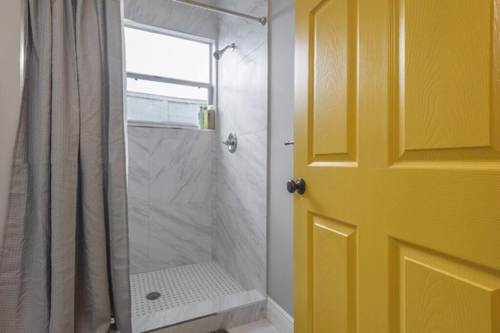 Gambino Getaway Shotgun Style Apt In The Heart Of Ybor City Tampa Exterior photo