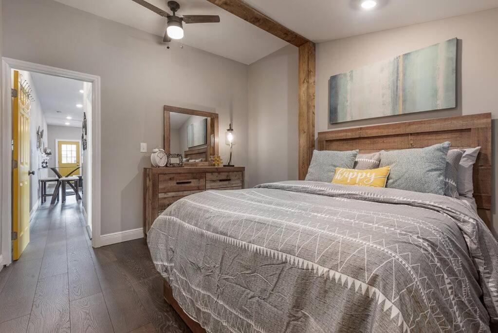 Gambino Getaway Shotgun Style Apt In The Heart Of Ybor City Tampa Exterior photo