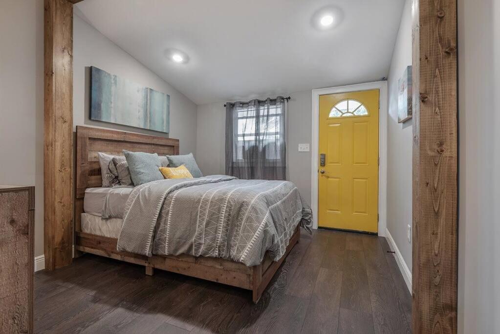 Gambino Getaway Shotgun Style Apt In The Heart Of Ybor City Tampa Exterior photo